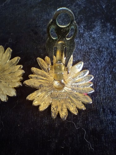 Vintage Monet Gold Tone And Pink Enamel Clip On Daisy Flower Earrings - Picture 4 of 8