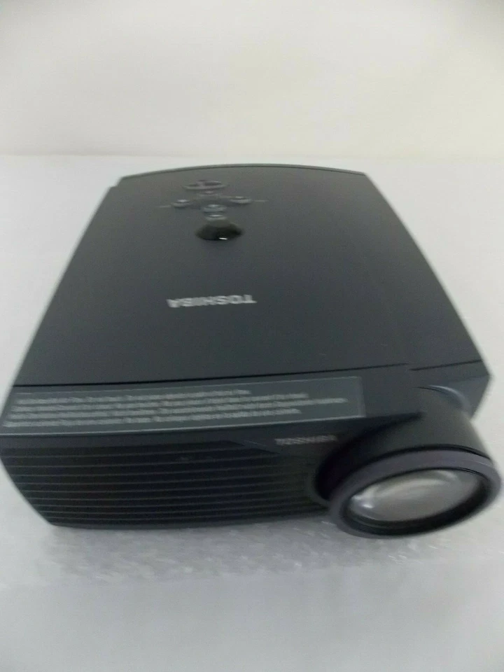 Toshiba DLP TDP-590 DLP  Projector  - Image 3 of 4