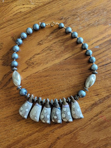 COLLAR BABERO COLGANTES DE CERÁMICA Gris y Oro Art Deco Japón 17.5" - Imagen 1 de 8