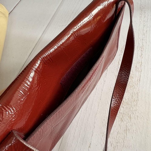 Borsa a tracolla Miu Miu bordeaux shearling e vernice tasca con patta e tracolla - Foto 13 di 15