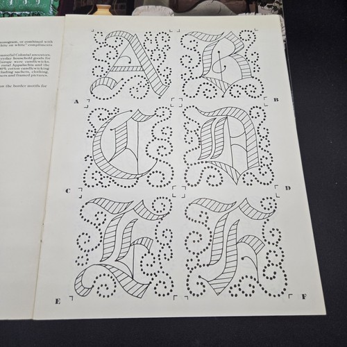 Libri modello Candlewicking lotto di 3 vecchi alfabeto inglese regina Anna coloniale - Foto 5 di 15