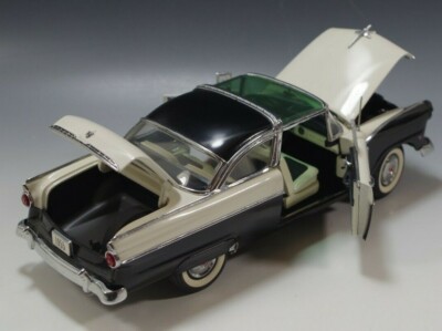 DANBURY MINT 1955 FORD FAIRLANE CROWN VICTORIA WHITE/BLACK 1:24