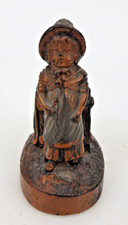 Tisch-Streichholzbeh&auml;lter M&auml;dchen stehend vor Kiste Keramik um 1880 (99740)