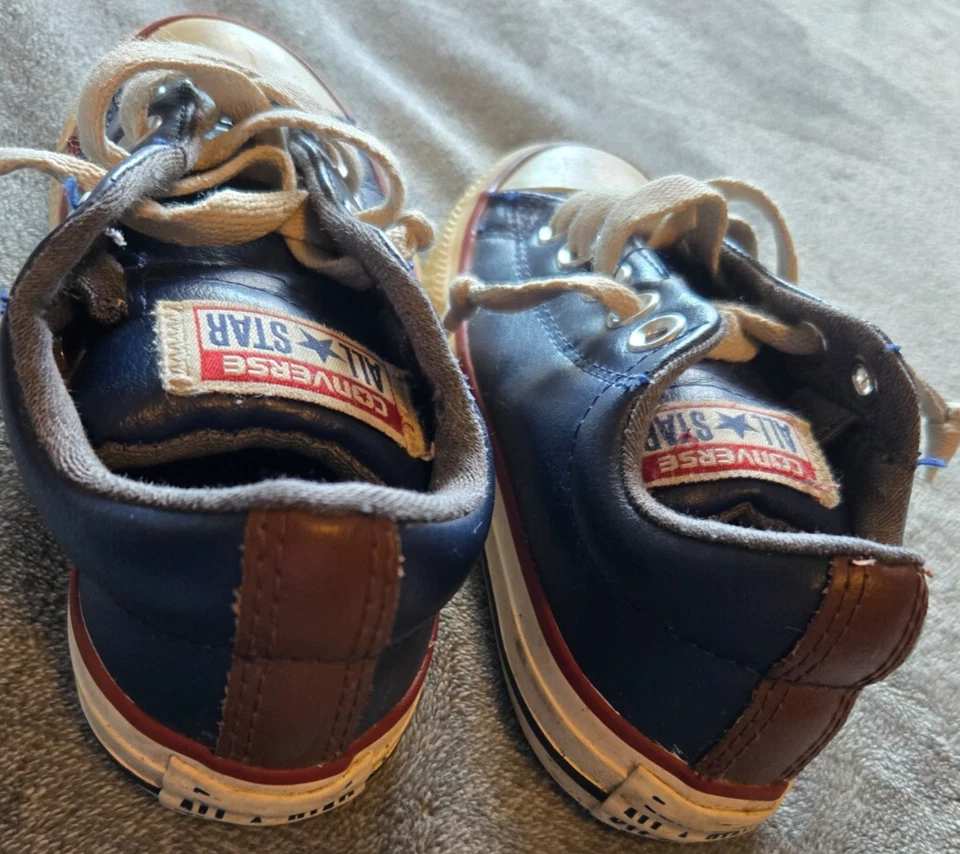 Converse - All Stars - Cuero superior - 2 tonos - Parte superior baja - Talla juvenil 11 - Zapatos Foto 2 de 4