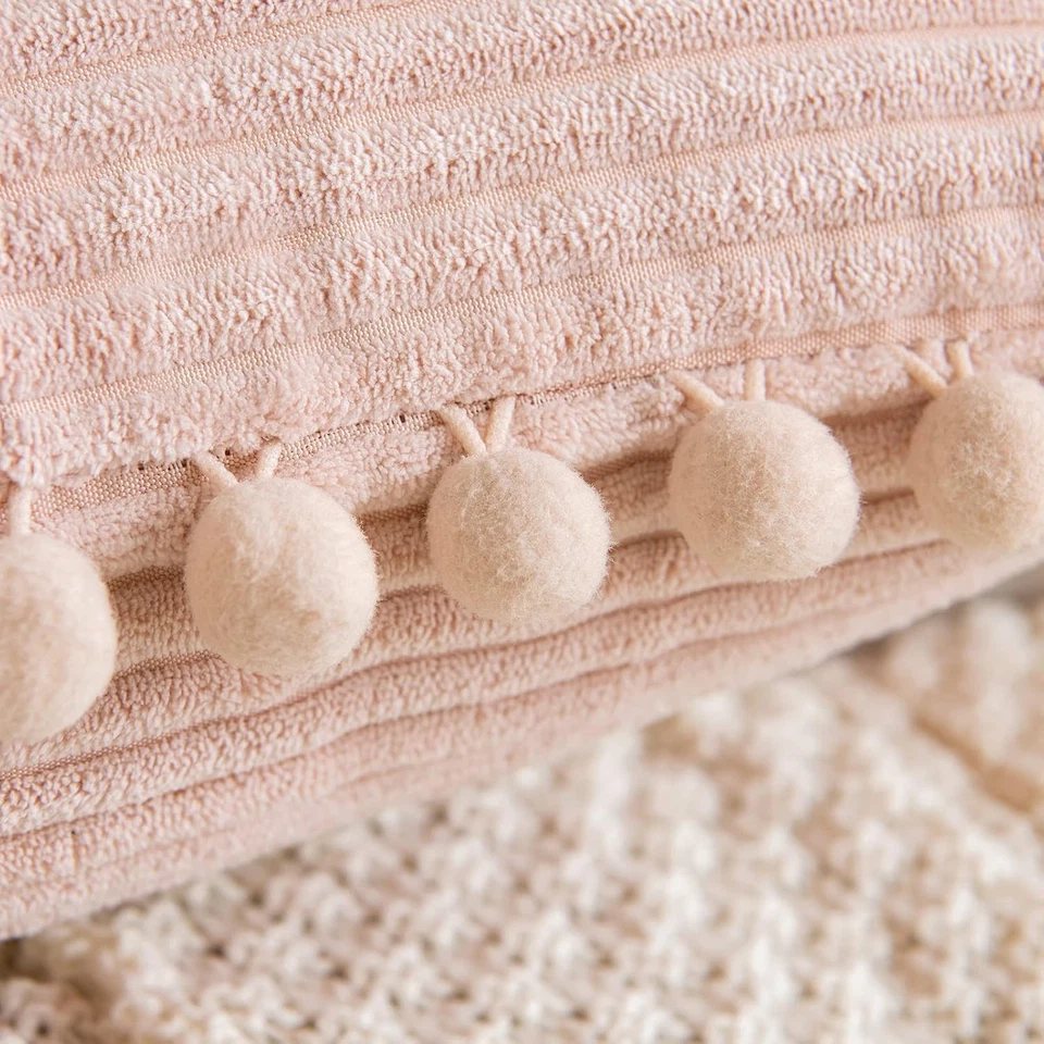 Pack de 2 Fundas de Almohada Decorativas Boho Rosa Claro con Pompones 12x20 Foto 4 de 4