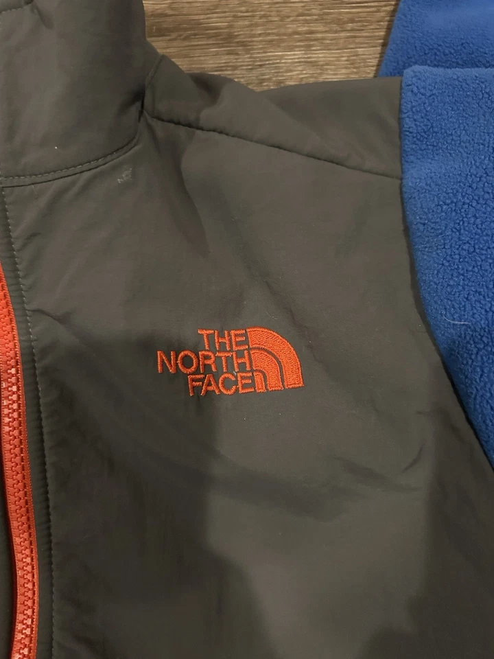 North Face Mediano 10/12 Juvenil Azul Real Gris Con Borde Rojo Vellón Bolsillos con Cremallera Foto 2 de 4