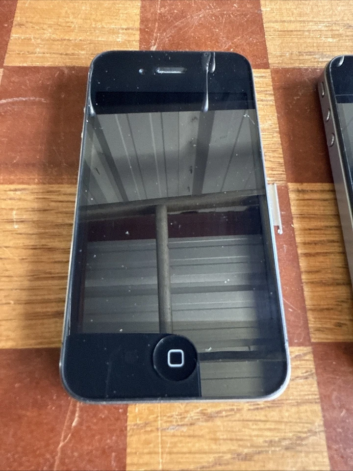 Apple iPhone 4 8GB Black Model A1332 For Parts Phone Only Lot Of 2 - Image 2 of 4