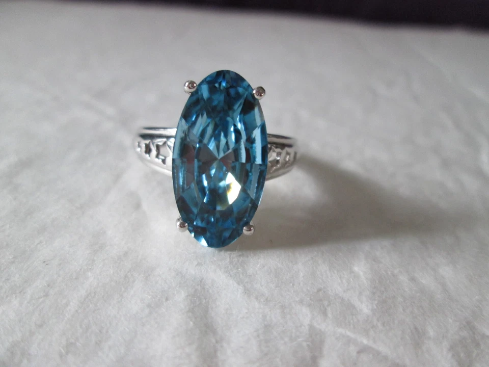 Cristal aguamarina de Swarovski platino sobre anillo de ley (talla 8) 4,41 quilates Foto 2 de 4