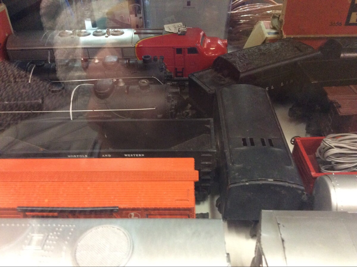 Lionel Electric Trains Model Lot (84 pcs) **NEEDS REPAIRS/WORK