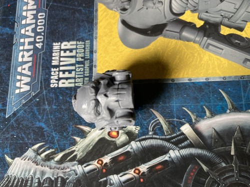 McFarlane Toys-Warhammer 40,000- SPACE MARINE REIVER HEAD with NECK PEG FODDER!! - Picture 6 of 9