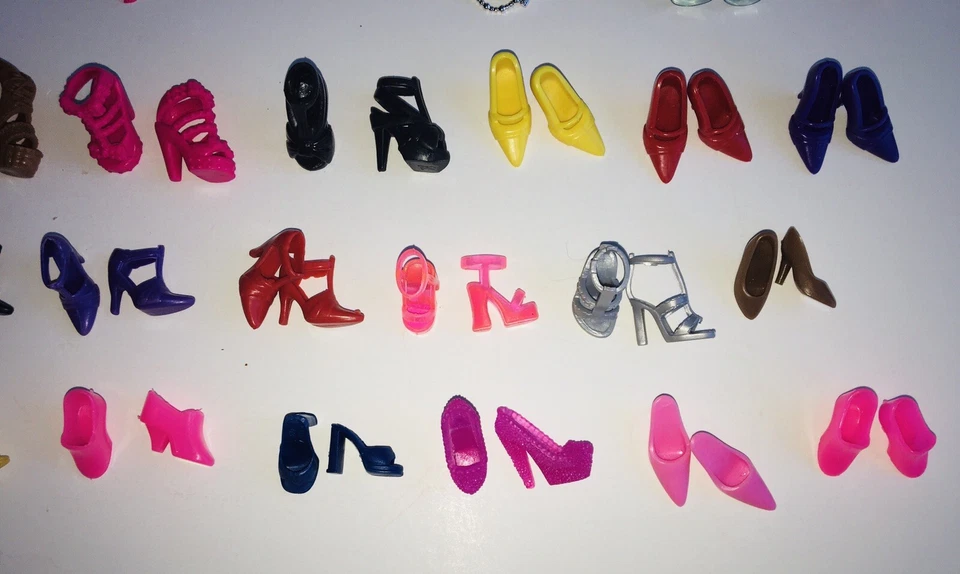 Barbie Lote De 42 Artículos: Zapatos, Carteras, Collares, Gafas De Sol, Delantal Y Más Foto 3 de 4