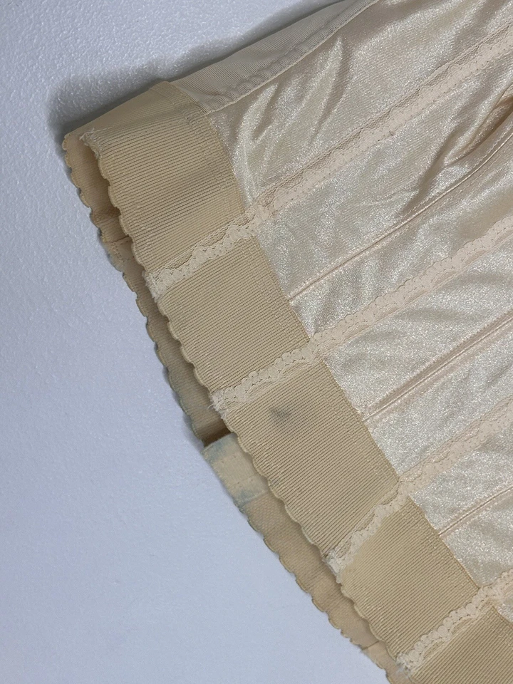 De Colección Valmont Marfil 40B Bustier Sujetador Corsé Satinado Huesado HECHO EN UNIÓN Foto 3 de 4