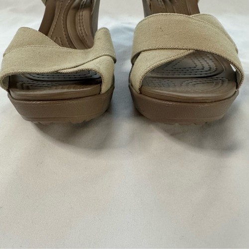 Crocs Leigh II Keilsandale mit Kreuzriemen hellbraun beige Größe 10 offene Zehenpartie neutral - Bild 4 von 10