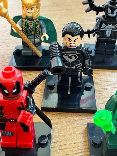 8 Marvel Lego Minifiguren Flash/Loki/Venom/Zod/Hawkeye/Deadpool/Nightwing/grün - Bild 5 von 9