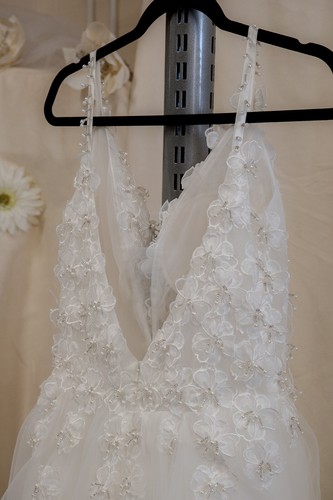 White floral applique a-line wedding dress size 12 preowned - Picture 17 of 18
