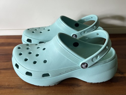 Crocs Damengröße 10 klassischer kultiger Komfort-Clog reines Wasser grün gebraucht, in einwandfreiem Zustand