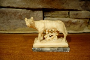Vintage-Capitoline-Rome-She-Wolf-Statue-With-Romulus-And-Remus-Marble-Base