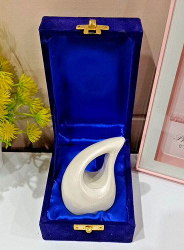 Kleine perlweiße Einäscherungsurne für menschliche Asche - elegantes Andenken - Bild 3 von 13