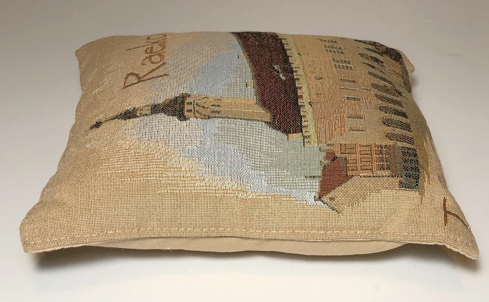 Almohada decorativa pequeña vintage Tallin Estonia arte pin cojín 8 x 8 pulgadas Foto 3 de 4