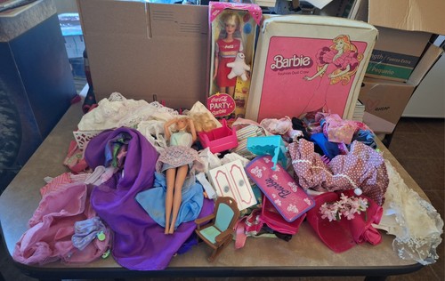 Konvolut Vintage Barbie Zubehör Schuhe Kleidung Koffer Puppen