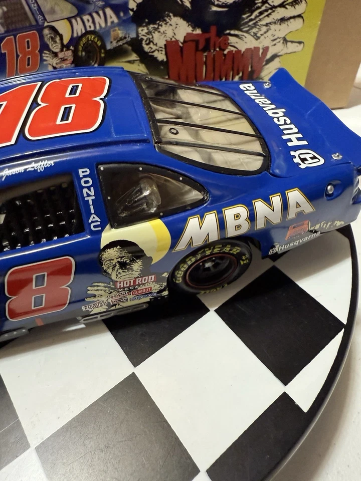 RARO* Jason Leffler #18 MBNA Monsters 1/24 2000 Nascar Diecast Foto 3 de 4