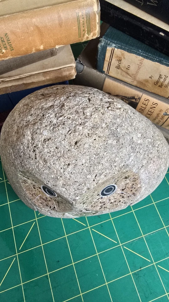 Adorno de jardín de búho tallado en roca de roca Foto 4 de 4