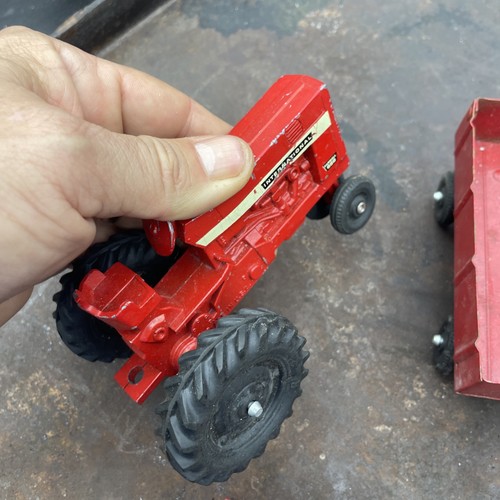 Oldtimer Ertl International Farmall 656 Traktor und Anbaugeräte Set - Bild 11 von 15