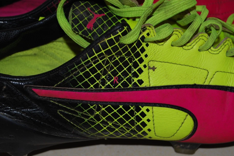 PLAYER ISSUE MATCH WORN PUMA EVOSPEED TRICKS PINK YELLOW FOOTBALL BOOTS 9.5 - Image 3 of 4