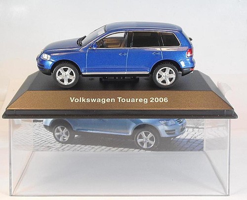 VW Collection 1/43 Volkswagen VW Touareg 2006 blau in Plexi Box #8792 - Bild 1 von 3
