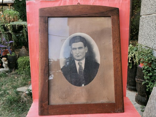 OLD ANTIQUE PRIMITIVE HAND CARVED WOODEN FRAME PRINTED OLD PHOTO BIG PORTRAIT - Picture 1 of 8