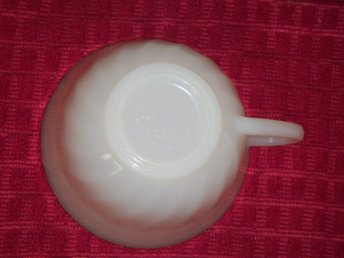 Juego de 2 tazas y platillos Fire King vintage blanco remolino borde dorado vaso de leche - Imagen 7 de 9