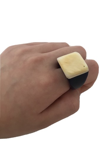 Women’s Blue Square Resin And Mother- of-Pearl Ring Size 7 - Picture 7 of 7