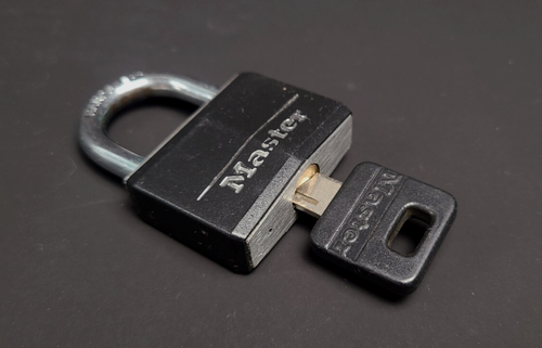 Master Lock - 40mm Keyed Padlock - Black - 1 Key - 第 1/4 張圖片