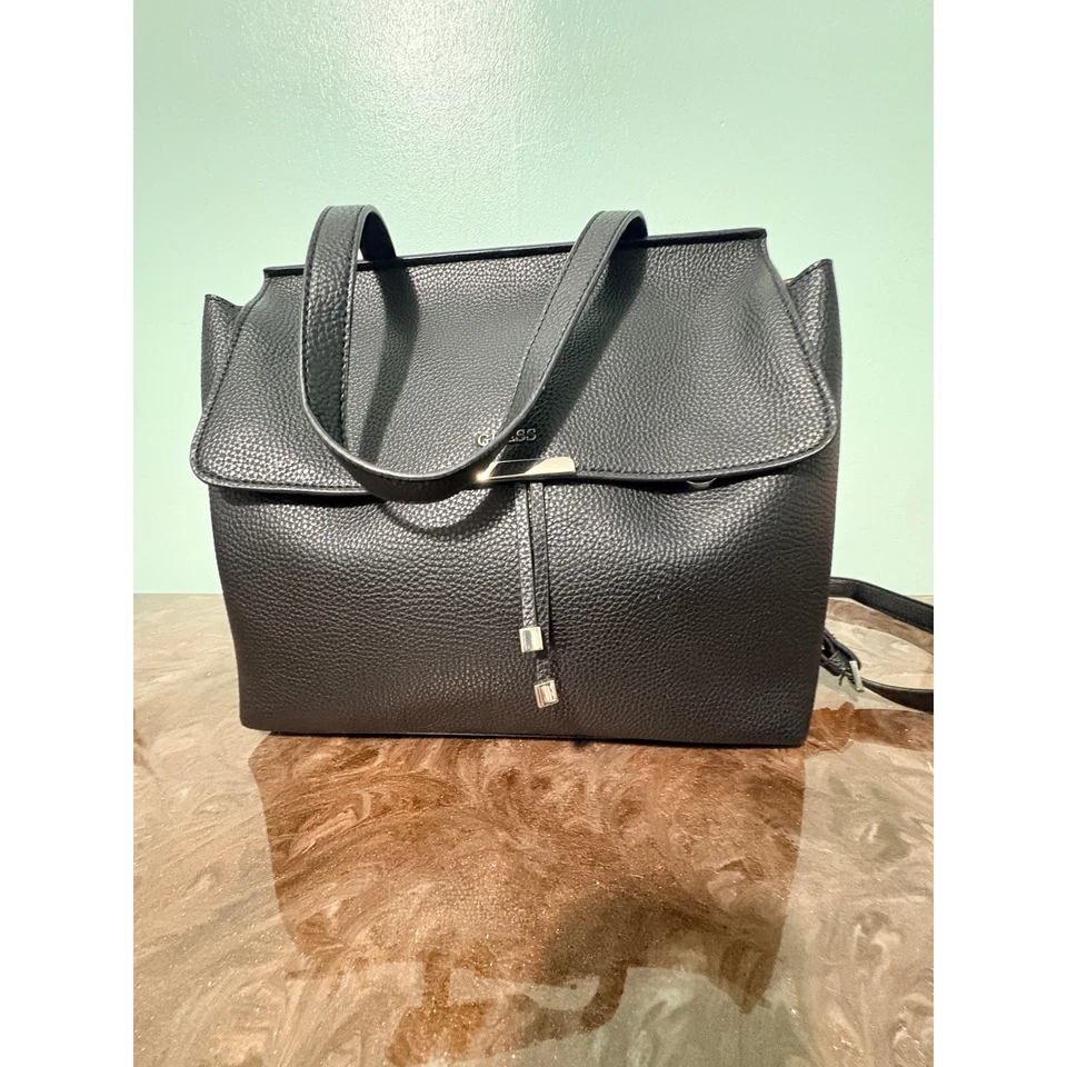 Bolso Guess Varsity Pop con mango superior negro V3207 Foto 2 de 4