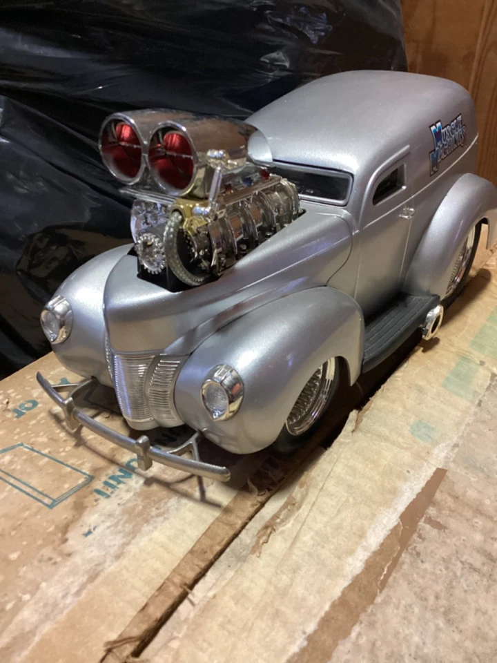 Muscle Machines 40 Ford Panel Wagon pro touring 1:18 Custom Streetrod slammed - Image 2 of 4