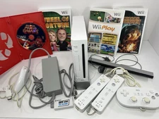 Nintendo WII bundle, RVL-001, 2 Controllers, 1 Nunchuck, 4 Games And More
