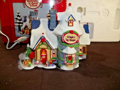 Santa Clause Is Comin’ To Town Kringle’s Toy Shoppe Shop 2005 Dept 56 - Imagen 2 de 3