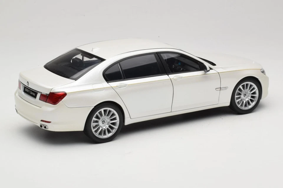 08783BRW BMW 7 Series F02 760Li Brilliant White Kyosho 1:18 - Image 3 of 4