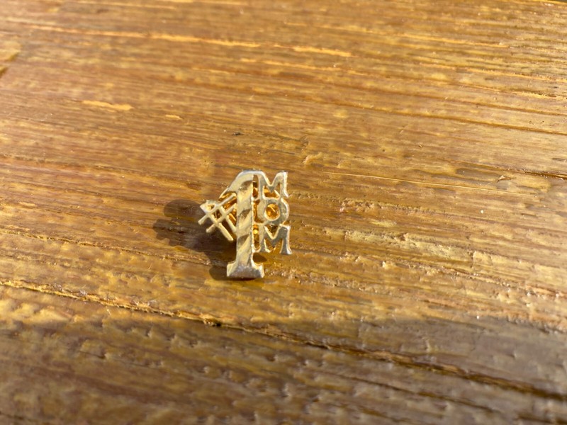 Number One Mom Mum Love Mother gold tone Lapel Pin Hat Vest #1 Mothers Day gift