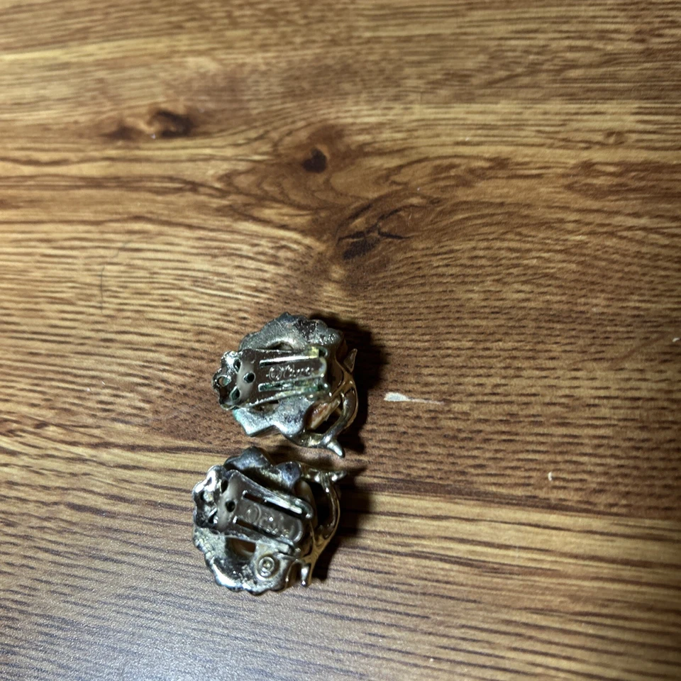 Brincos vintage CORO com clipe concha de lucite tom dourado rosa - Imagem 2 de 3