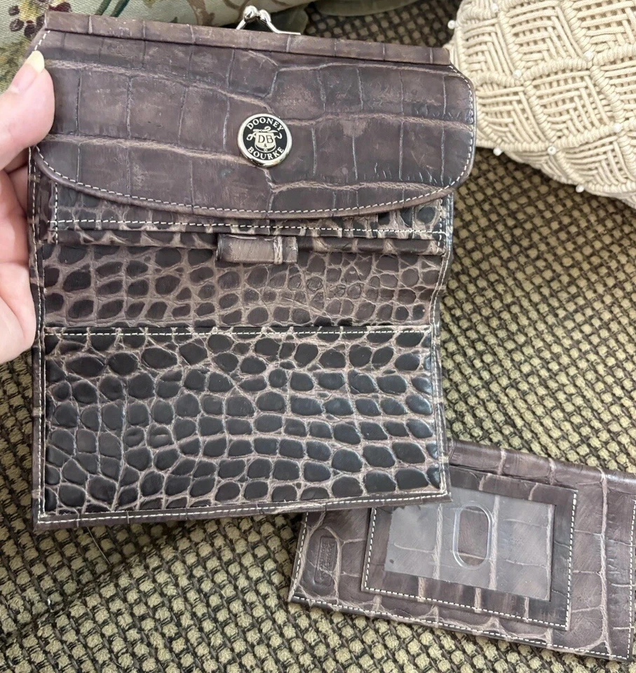 Cartera sin asas Dooney Bourke marrón gris cocodrilo cuero en relieve chequera vintage Foto 3 de 4
