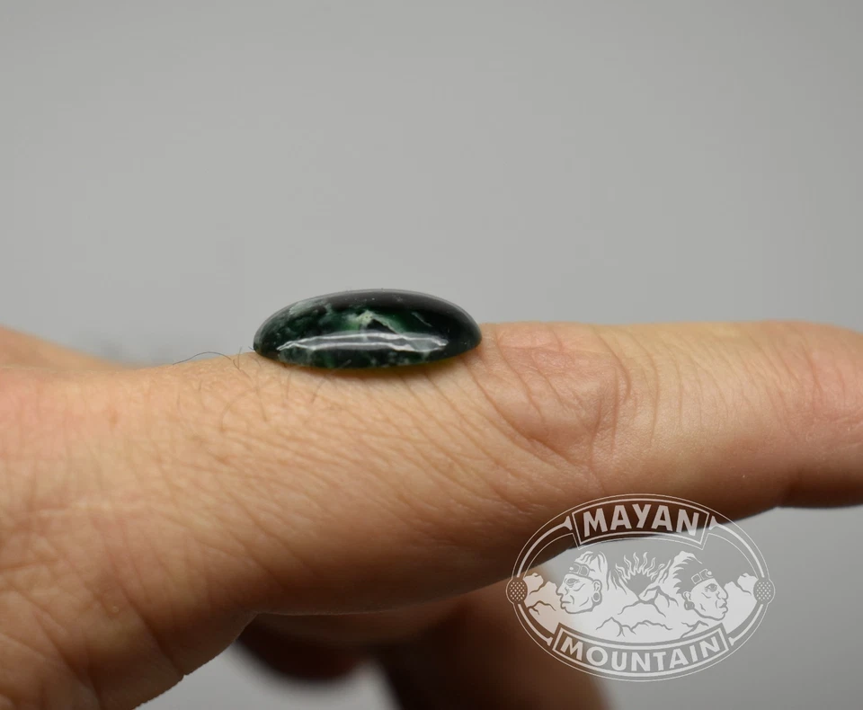 CABUJÓN OVALADO EN JADEÍTA VERDE IMPERIAL GUATEMALTECO NATURAL SIN TRATAR Foto 2 de 4
