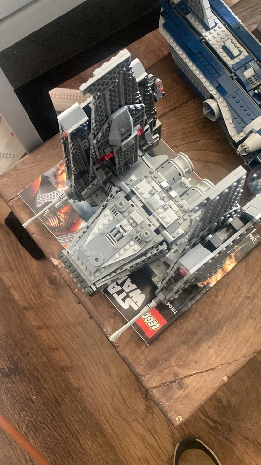 LEGO Star Wars 75104 Kylo Ren's Command Shuttle, foto 2 di 5