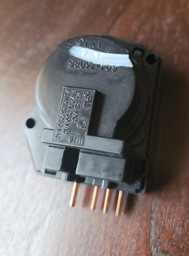 AMANA Refrigerator Defrost Timer Part# 104286-01.. Pre-owned - Picture 2 of 5