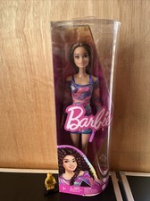 Barbie Fashionistas Puppe Nr-206 mit gekräuselten Haaren & Sommersprossen Marmor-Print Kleid