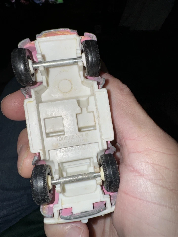 大众甲壳虫“Stingin Bug”压铸汽车粉红色 Tootsie 玩具 Chigago 出品 — 第 3/4 张图片