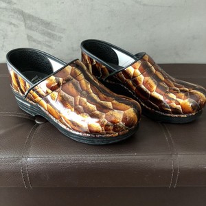 patterned clogs
