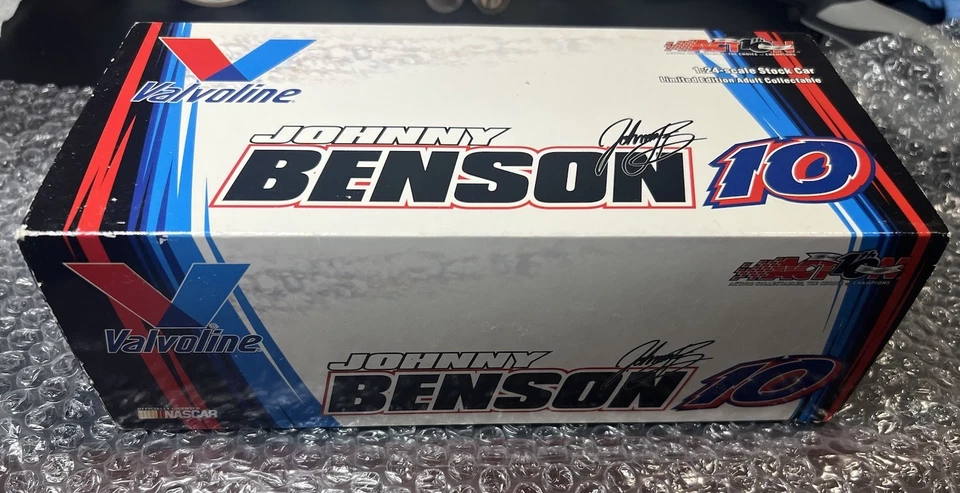#10 JOHNNY BENSON VALVOLINE 2002 "GRAND PRIX" 1:24 SCALE Diecast, Action - Image 4 of 4