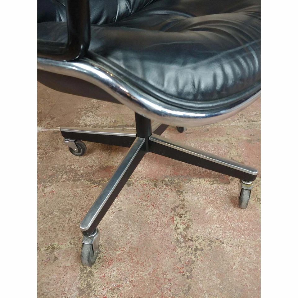 Sillas ejecutivas Charles Pollock años 60 en cuero negro para Knoll un par Foto 4 de 4