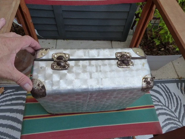 ANCIENNE PETITE VALISE EN METAL DES ANNEES 50 - 60 DANS SON JUS - Photo 4/4